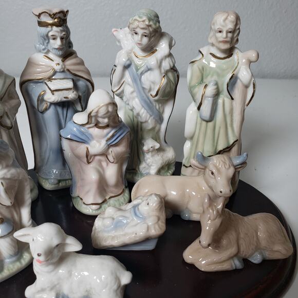 Vintage International Bazaar Pastel Porcelain Nativity Set On Wood Base 10PC - Picture 4 of 11